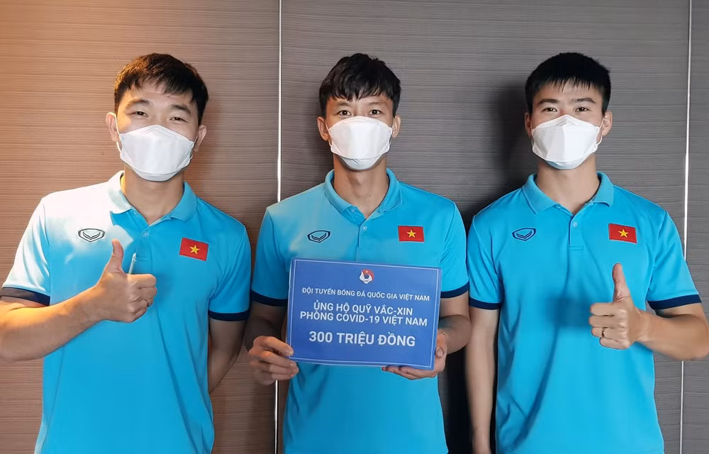 L'équipe nationale de football fait don de 300 millions de dongs au Fonds de vaccins anti-COVID-19 ảnh 1
