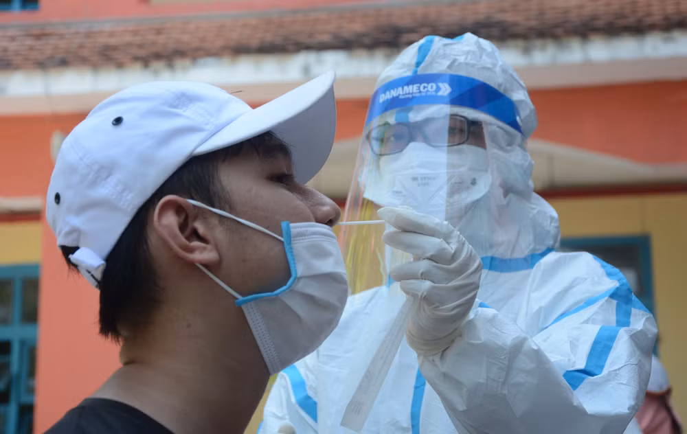 COVID-19: 85 nouveaux cas confirmés dans la matinée du 18 mai ảnh 1