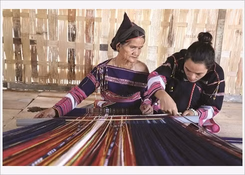 Préserver le tissage de brocatelle des Bahnar ảnh 1