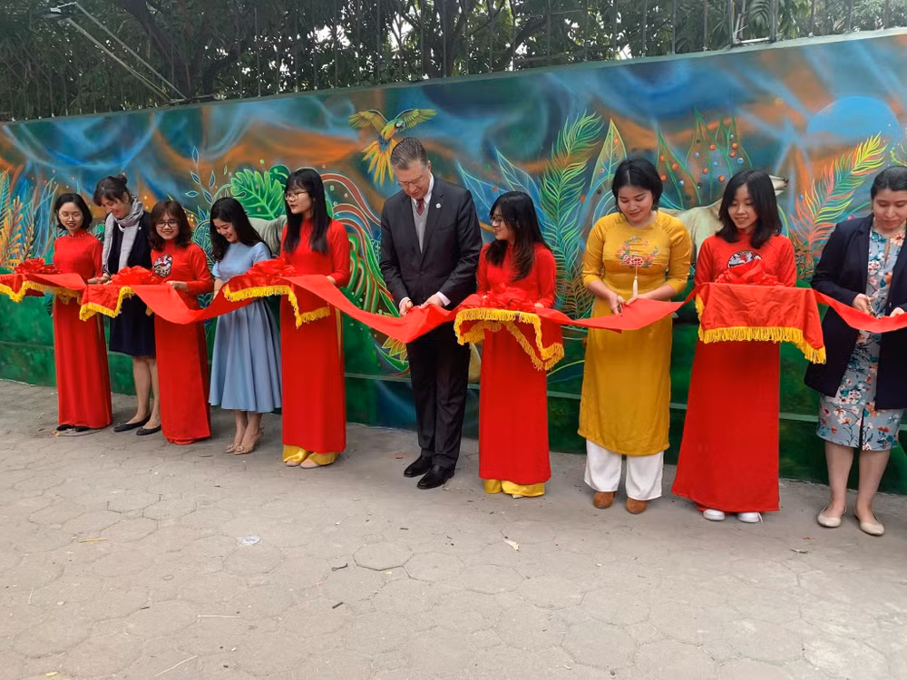 Inauguration de la fresque murale "Environnement propre - Planète verte" à Hanoï ảnh 2