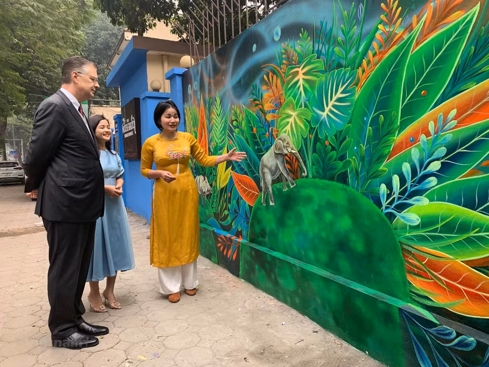 Inauguration de la fresque murale "Environnement propre - Planète verte" à Hanoï ảnh 1