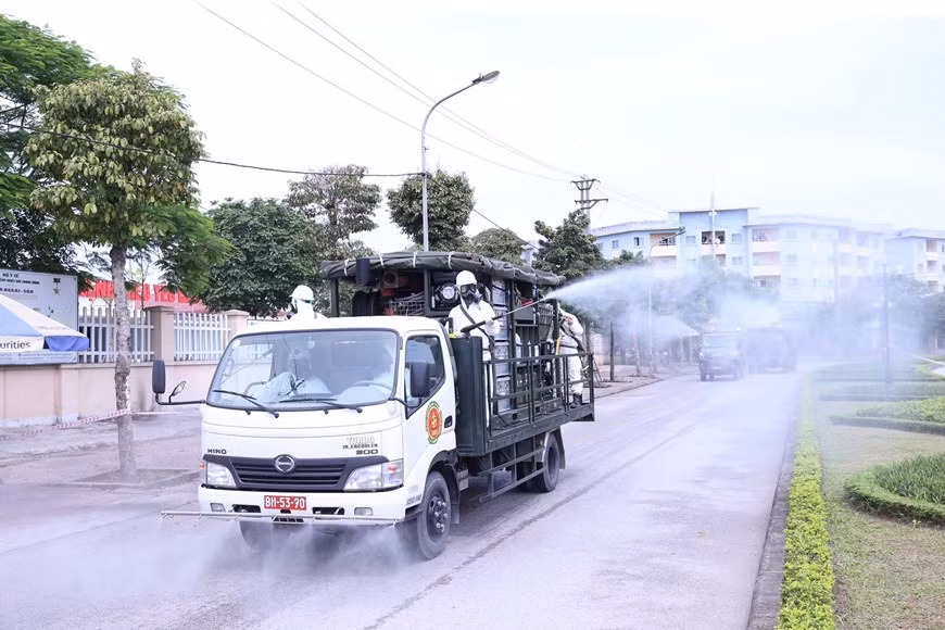Désinfection de l'Hôpital central des maladies tropicales de Kim Chung à Hanoï ảnh 4