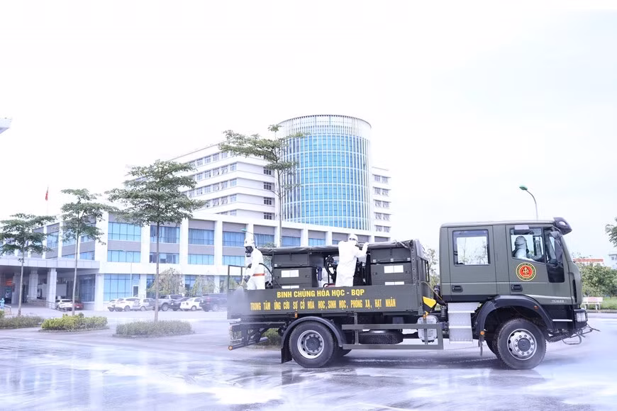 Désinfection de l'Hôpital central des maladies tropicales de Kim Chung à Hanoï ảnh 6