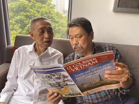 À presque 90 ans, Duong Tuong traduit le Kiêu en anglais ảnh 3