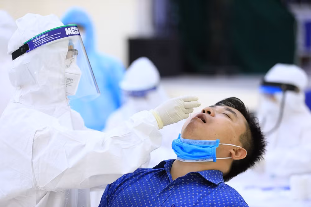 COVID-19: 32 nouveaux cas confirmés dans la matinée du 10 mai ảnh 1