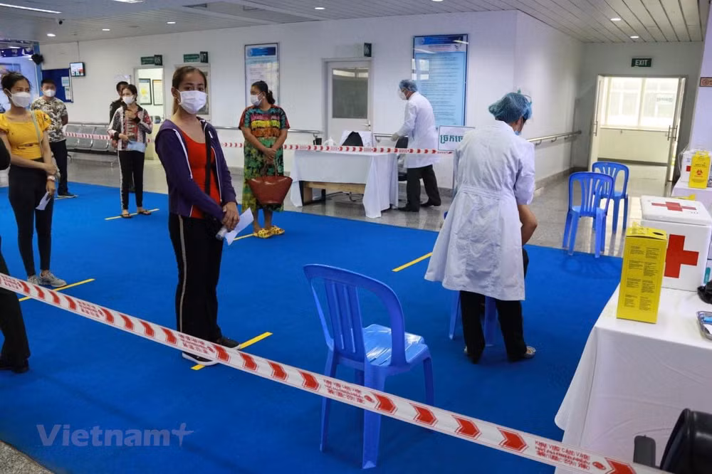 Le Vietnam aide le Cambode dans la vaccination anti-COVID-19 ảnh 2 Le Vietnam aide le Cambode dans la vaccination anti-COVID-19 ảnh 2