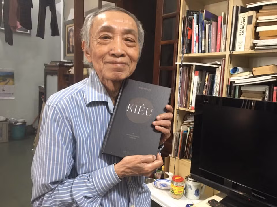 À presque 90 ans, Duong Tuong traduit le Kiêu en anglais ảnh 2