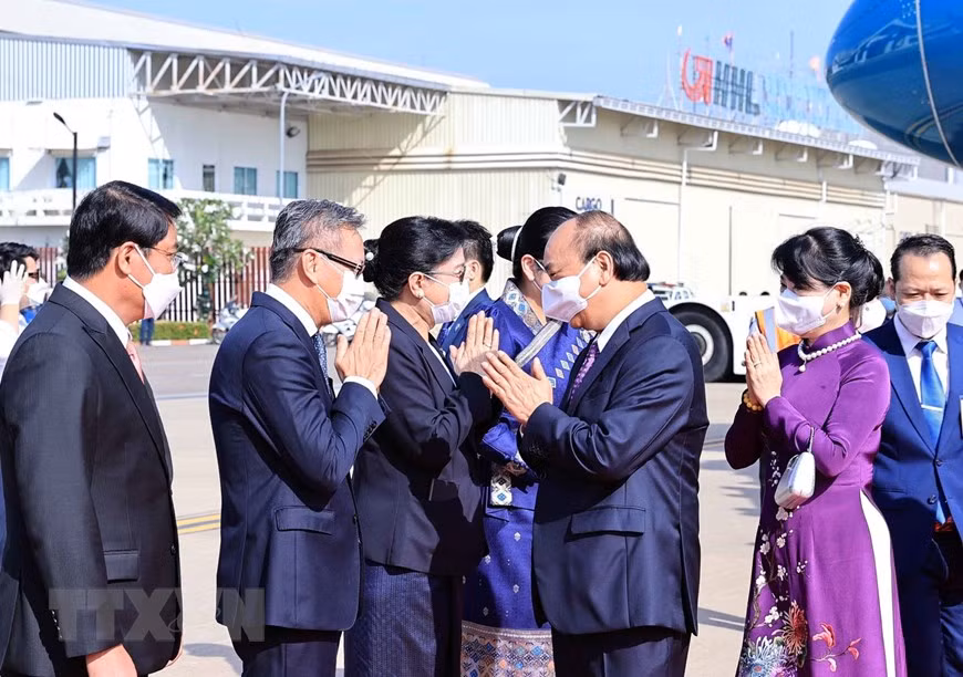 La presse lao couvre la visite d'amitié officielle du président Nguyen Xuan Phuc ảnh 1