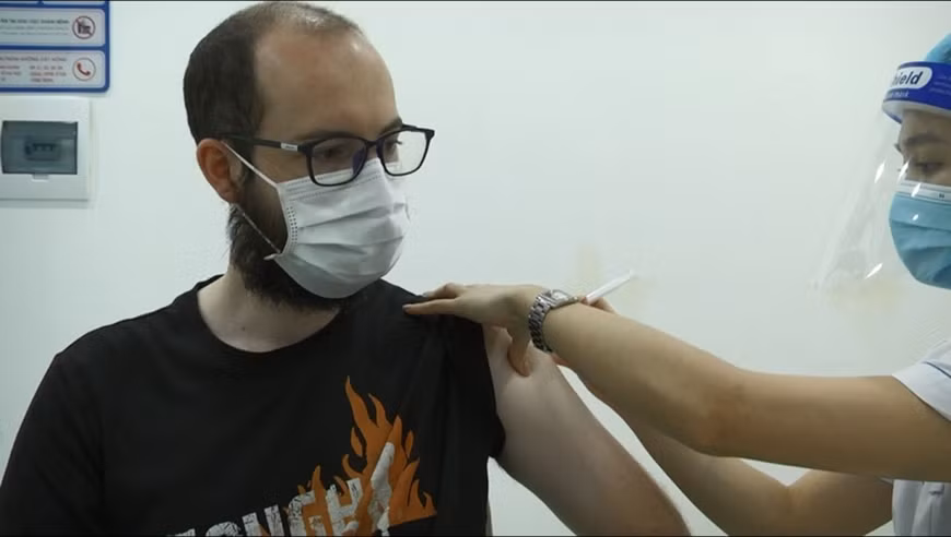 Vaccination anti-COVID-19 pour des résidents étrangers à Hanoï ảnh 1
