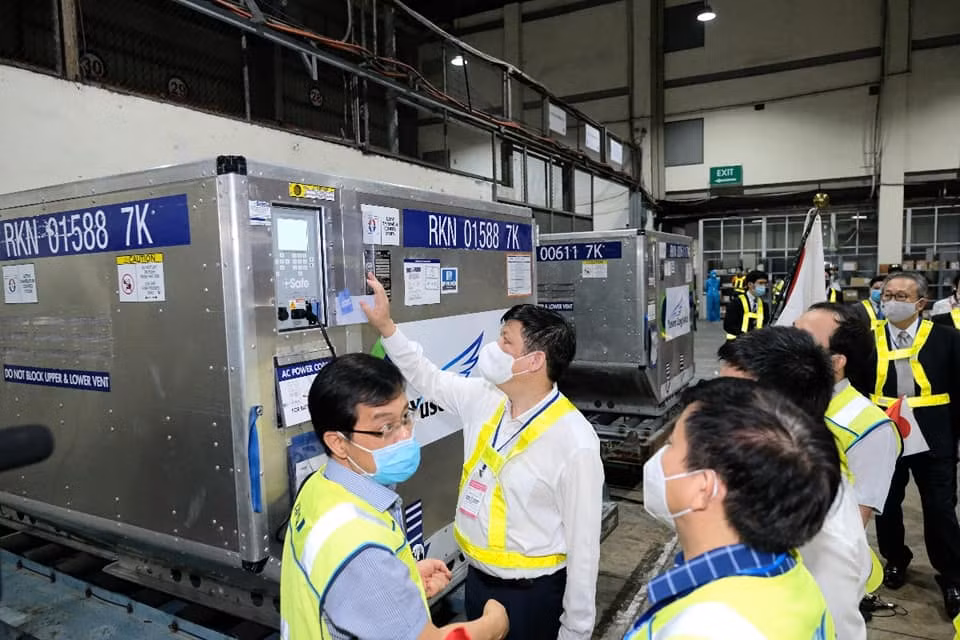 Près d'un million de doses de vaccin AstraZeneca fournies par le Japon arrivent au Vietnam ảnh 3