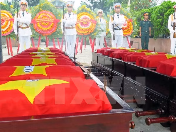 Inhumation des restes des volontaires et experts vietnamiens rapatriés du Laos ảnh 1