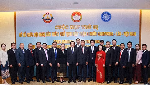 Vietnam-Laos-Cambodge : renforcer des relations diplomatiques entre les Fronts de la Patrie ảnh 1