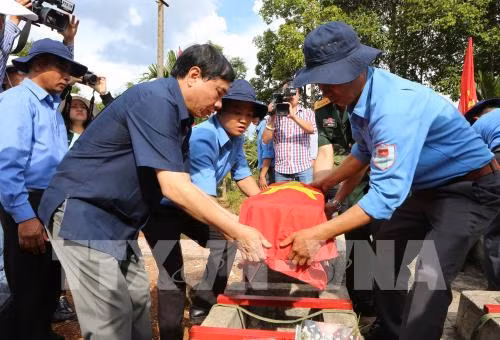 Rapatriement des restes de soldats volontaires vietnamiens au Cambodge ảnh 1