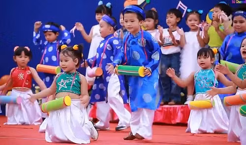 Les enfants avec la culture traditionnelle des ethnies vietnamiennes ảnh 1