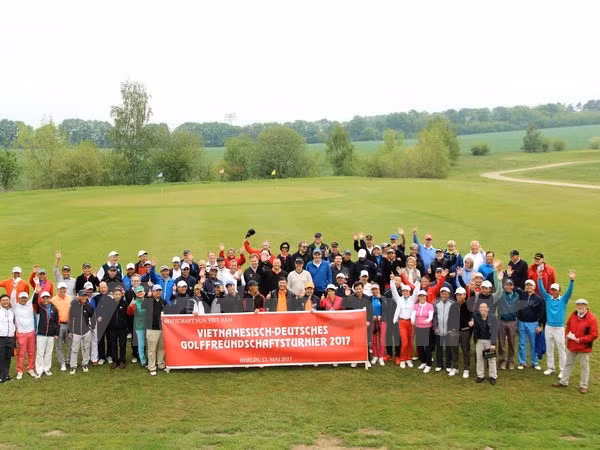 Près de 100 golfeurs au tournoi d’amitié Allemagne-Vietnam ảnh 1