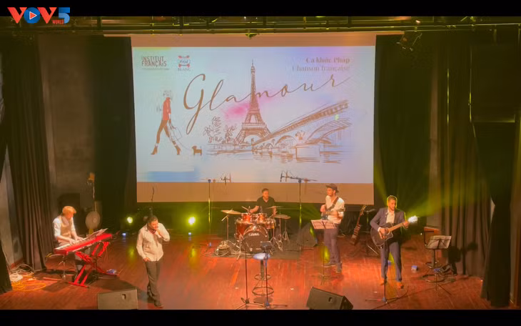 Glamour, un voyage au cœur de la chanson française à Hanoi ảnh 1 Glamour, un voyage au cœur de la chanson française à Hanoi ảnh 1