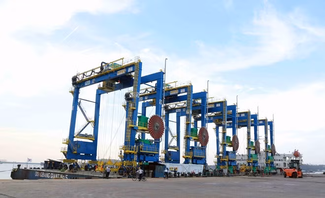 Doosan Vietnam exporte ses premières grues à pneus en Inde ảnh 1