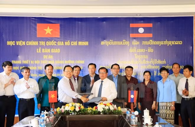 Le Vietnam offre des équipements à l’Académie nationale de politique et d’administration du Laos ảnh 1