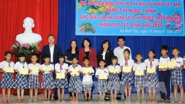 La ​vice-​présidente ​offre des cadeaux de Têt aux enfants en difficulté à Long An ảnh 1