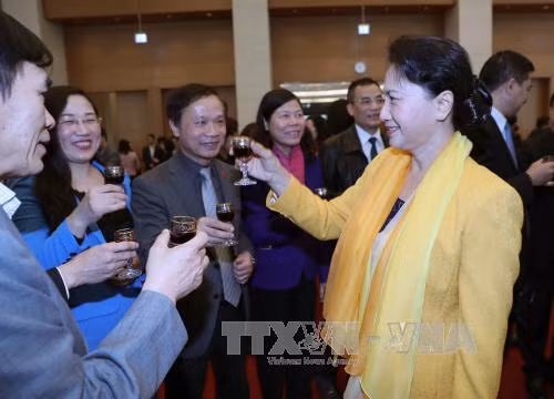 Rencontre des cadres du bureau de l’AN à l’occasion du Têt traditionnel ảnh 1