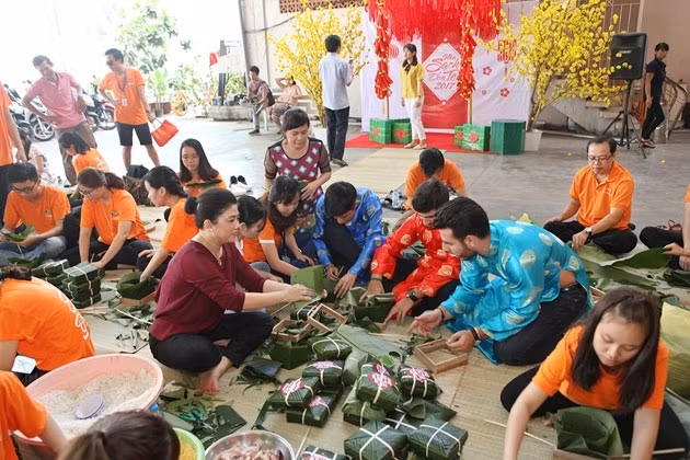 HCM-Ville: Des «banh chung» pour les personnes démunies ảnh 1