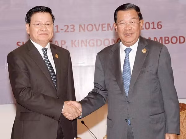 Inauguration de la nouvelle paire de portes frontalières entre le Cambodge et le Laos ảnh 1