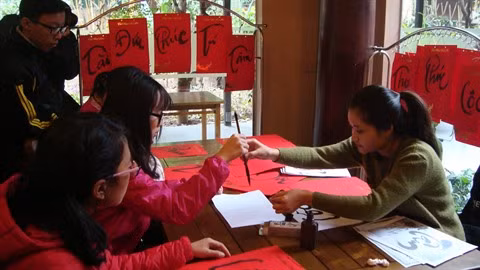 Fête du Têt pour des enfants démunis de Hanoï ảnh 2 Fête du Têt pour des enfants démunis de Hanoï ảnh 2