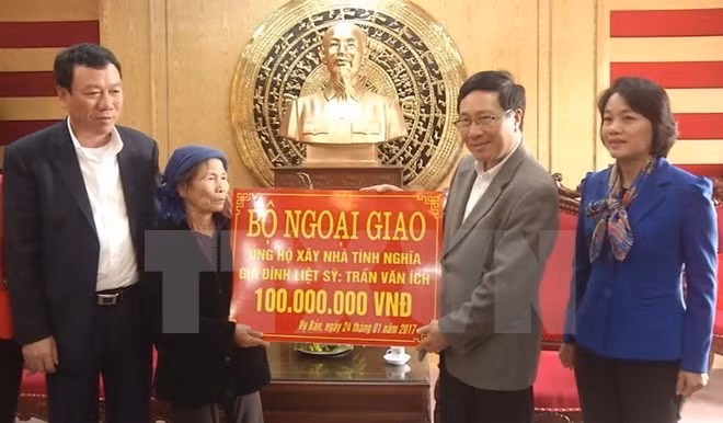Le vice-PM Pham Binh Minh rend visite à des familles méritantes et démunies à Nam Dinh ảnh 1