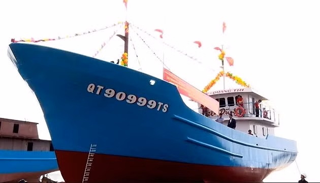 Quang Tri : mise à l’eau du premier bateau de pêche en acier ảnh 1