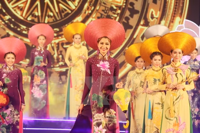Fête de l’ao dai au Temple de la Littérature de Hanoi ảnh 1