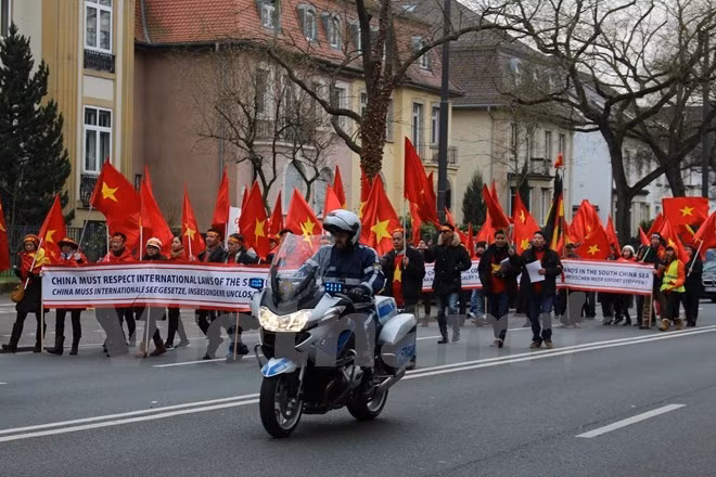 Des Vietnamiens en Allemagne protestent contre les actes de la Chine en Mer Orientale ảnh 1