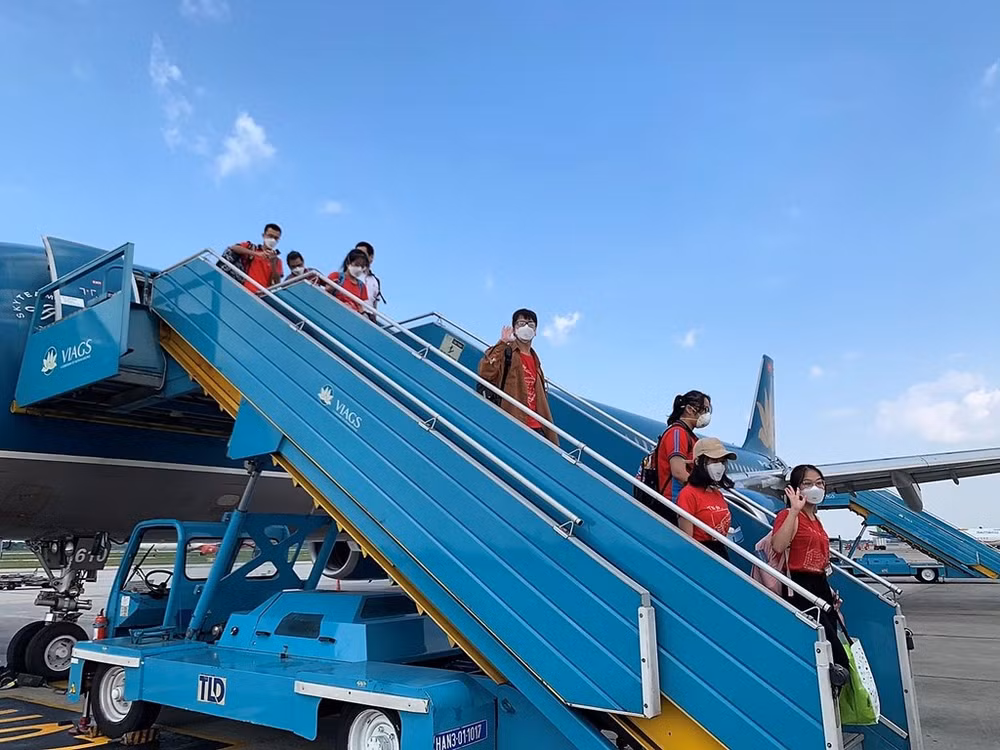 Vietnam Airlines ramène des étudiants à Hanoï après leur mission contre le COVID-19 au Sud ảnh 2