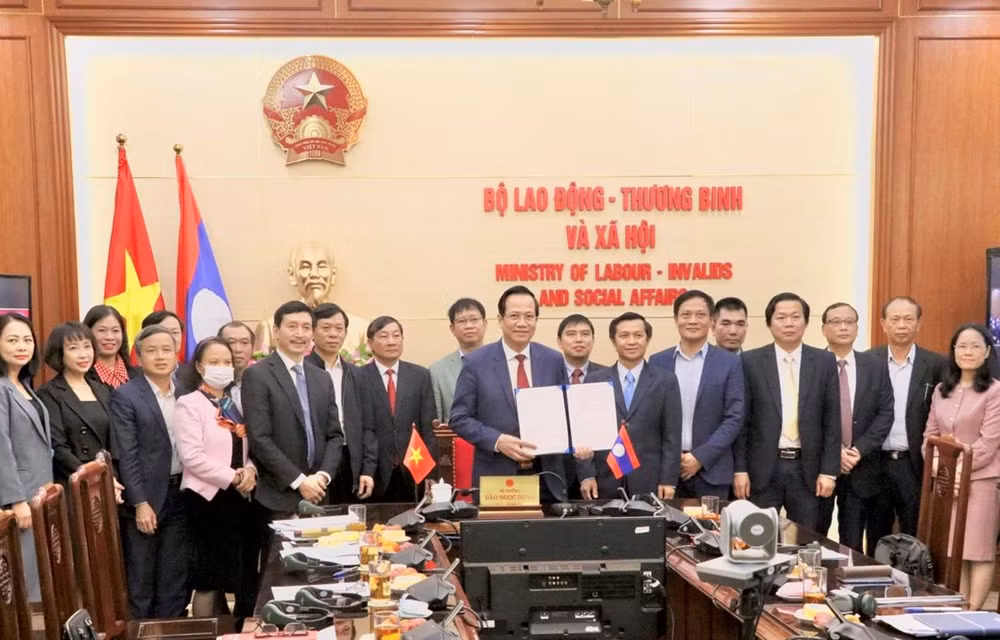 Le Vietnam et le Laos renforcent leur coopération dans le domaine du travail et du bien-être social ảnh 1
