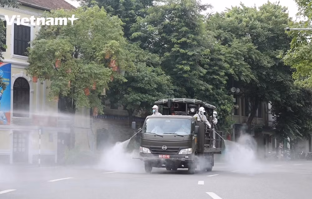 Lancement d'une large campagne de désinfection dans la capitale ảnh 1