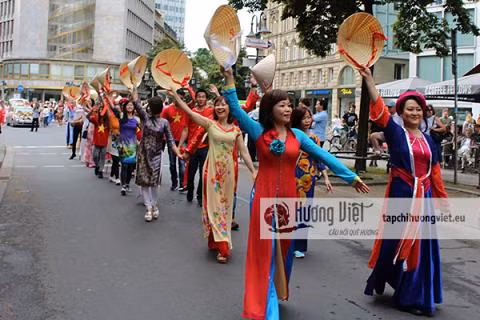 De nombreux Vietnamiens à la Parade des cultures en Allemagne ảnh 1 De nombreux Vietnamiens à la Parade des cultures en Allemagne ảnh 1
