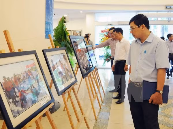 Exposition : Truong Sa vu par des reporters de la VNA ảnh 1
