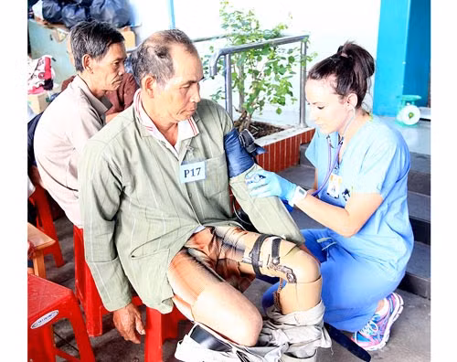 Aides médicales américaines pour des pauvres à Ben Tre ảnh 1