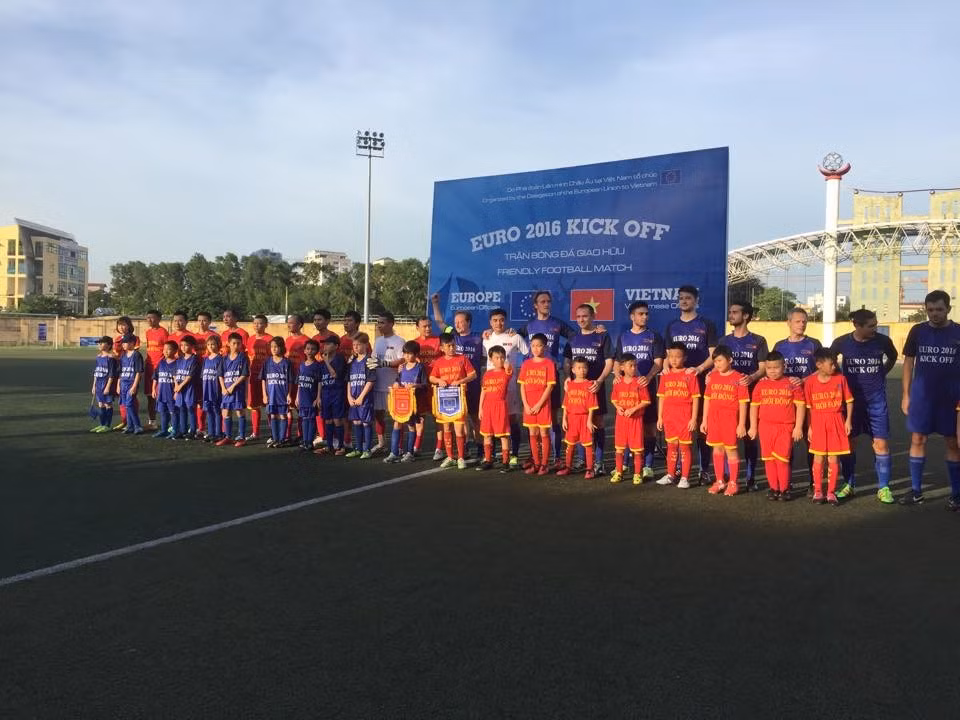 Euro 2016 : match amical entre l’UE et le Vietnam ảnh 1