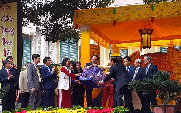 Le président offre de l’encens dans la cité impériale de Thang Long ảnh 2