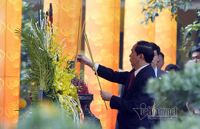 Le président offre de l’encens dans la cité impériale de Thang Long ảnh 1