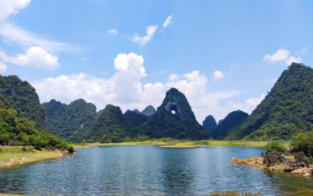 Découvrir la beauté pittoresque des lacs de la province de Cao Bang ảnh 3