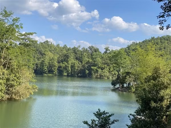 Découvrir la beauté pittoresque des lacs de la province de Cao Bang ảnh 5