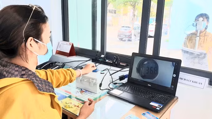 COVID-19: L’université de Dà Nang réussit à fabriquer un système de mesure corporelle à distance ảnh 1