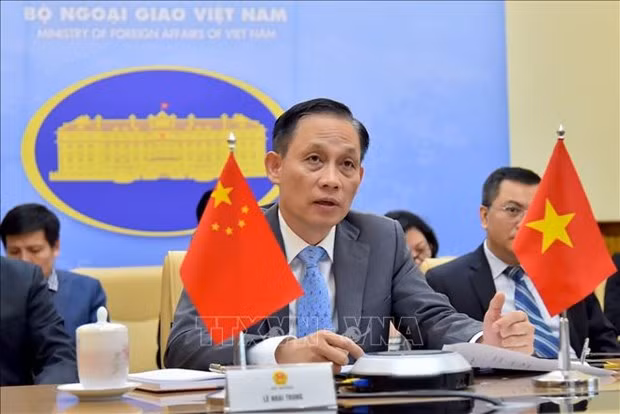 Le vice-ministre des AE Le Hoai Trung félicite la fête nationale chinoise ảnh 1