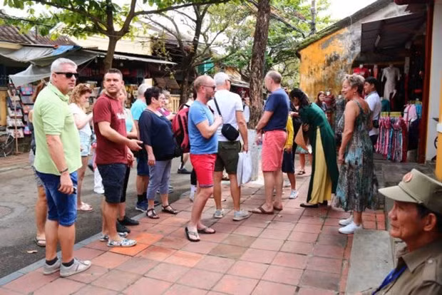 Les ressources humaines, clés du développement touristique durable ảnh 1