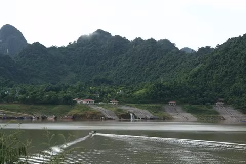 Voyagez dans la zone touristique du lac de Hoà Binh ảnh 1