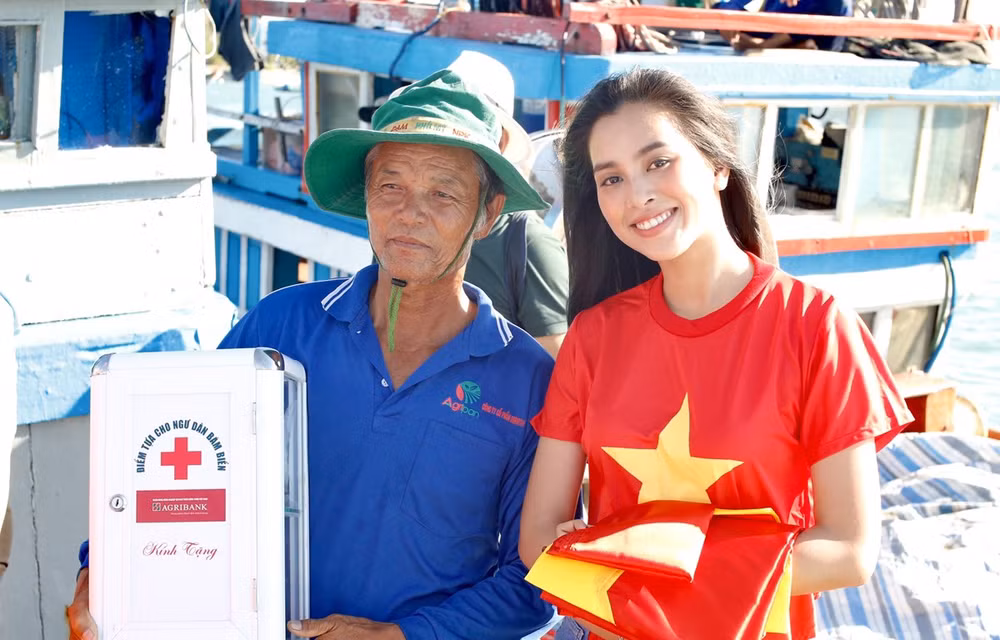 Remise de 3.000 drapeux nationaux à des pêcheurs de Ly Son ảnh 1