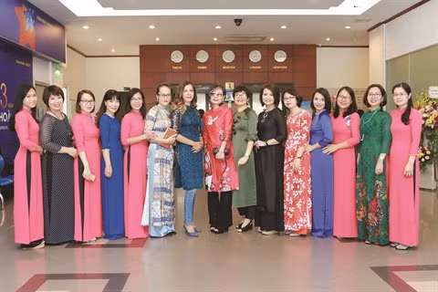 L’áo dài, un trait culturel de toute beauté ảnh 2