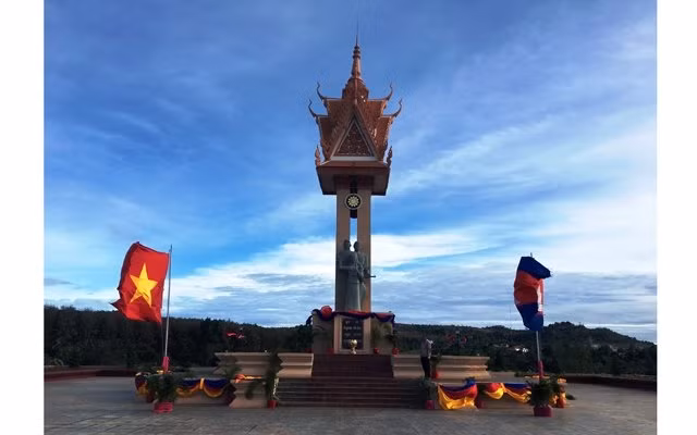 Le Cambodge inaugure un monument d'amitié Vietnam-Cambodge dans la région du Nord-Est ảnh 1 Le Cambodge inaugure un monument d'amitié Vietnam-Cambodge dans la région du Nord-Est ảnh 1