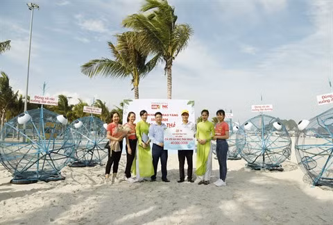 Central Retail offre 35 "baleines" mangeuses de déchets aux provinces côtières ảnh 1